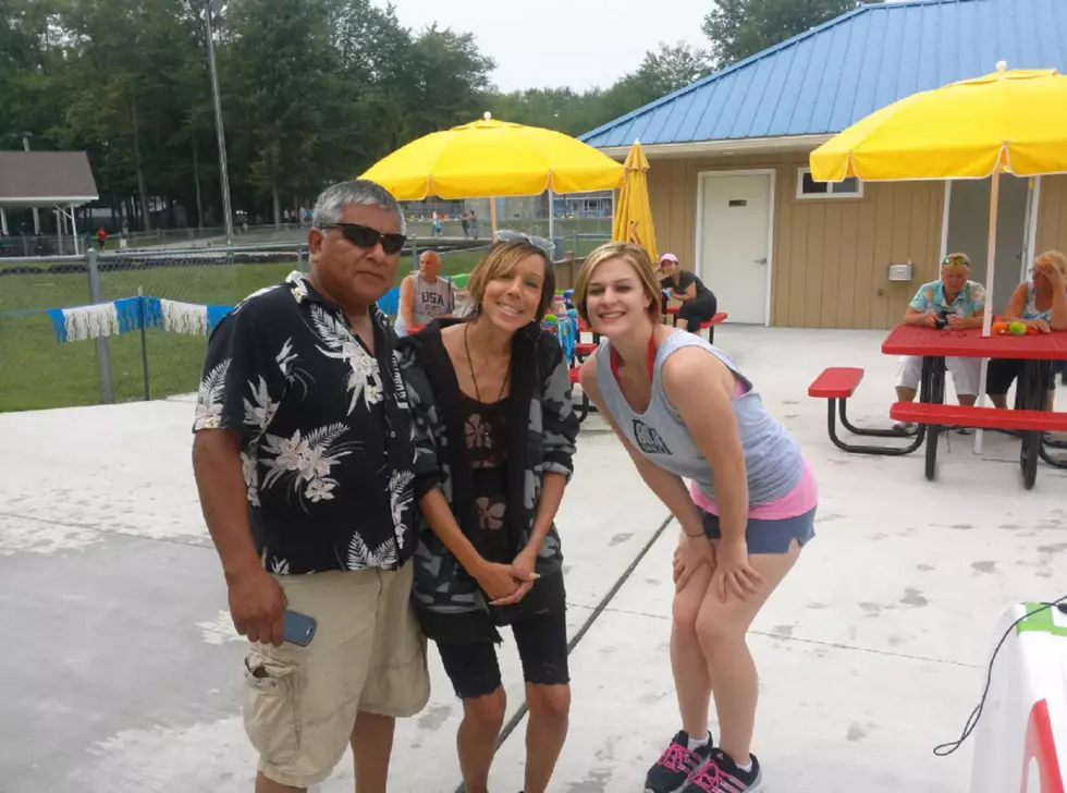 Naomi Lynn Posing with Followers at a Live Broadcast